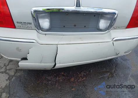 2006 Lincoln Town Car Signature Limited from USA, damaged, VIN 1LNHM82W36Y632276